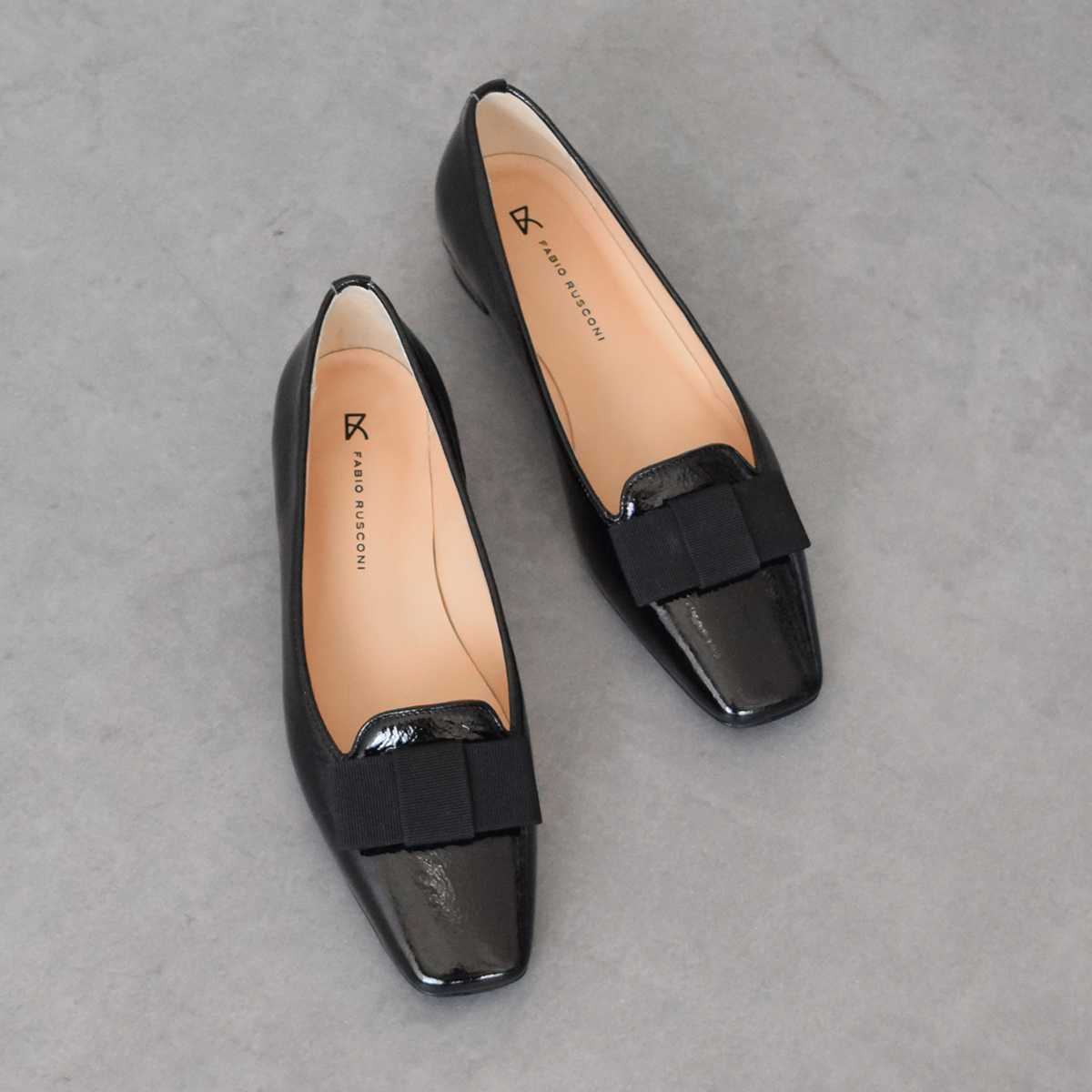 〈ファビオルスコーニ〉<br />
パンプス