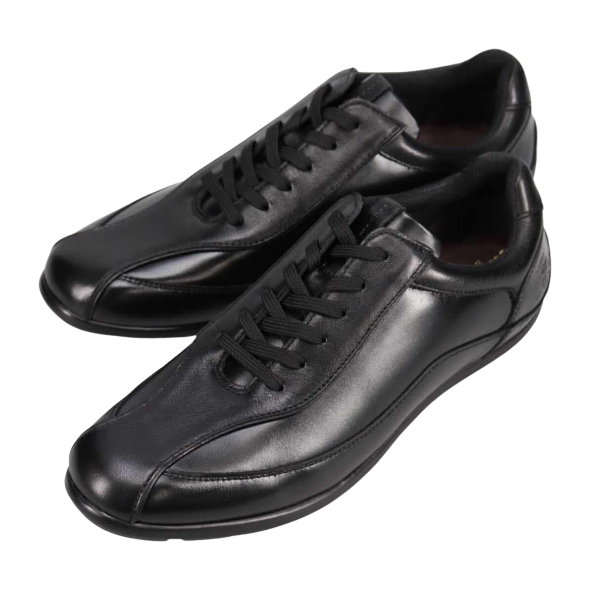 〈マドラス〉<br />
レザースニーカー